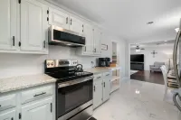 The Nest-Cozy 4BR in the heart of town w/ fire pit