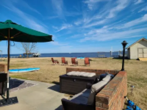 Beautiful Waterfront Vacation Rental on the Currituck Sound