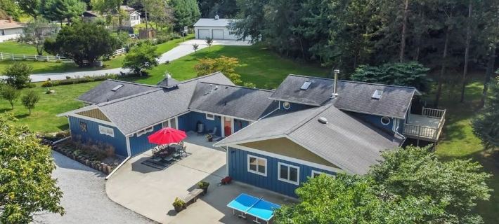 Family Friendly Retreat, Sleeps 12+, Full Basketball Court, Large Inground Pool Hotels in LaPorte County