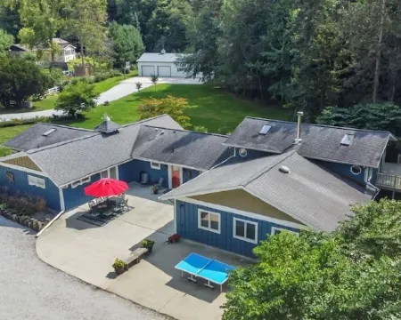 Family Friendly Retreat, Sleeps 12+, Full Basketball Court, Large Inground Pool Hotels in LaPorte County