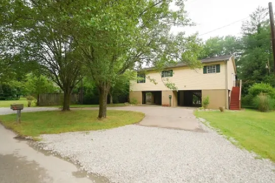 Riverside Roost -bourbon themed waterfront home Hotels in Woodford County