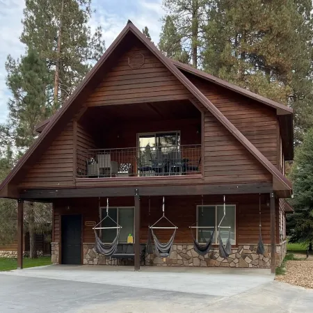 Stunning Cabin with Clubhouse on River! Wooded Retreat with Kayaks! Pickleball!
