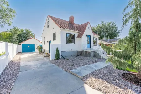 Art Deco Oasis: Pool, Hot Tub, 5 BDR, 3 BTH, 2 King Beds, Arcade, BBQ,  4 TV's Отели рядом с достопримечательностью «Китайски ресторант "Китайски квартал"»