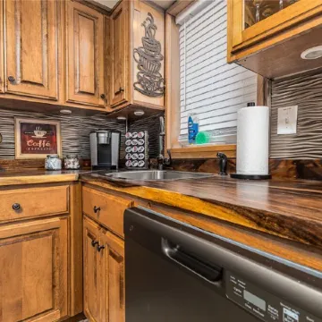 Elegant 2 BR With Stunning Kitchen Prime Location!