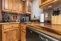 Elegant 2 BR With Stunning Kitchen Prime Location!