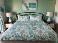 SEASHELL ESCAPE - Pool & Beach Front 2 Bedroom sleeps 6 - Enjoy!!! - Beach