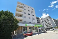 Azure Apartments Hotel di 