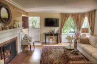 Elegance & Serenity and A Short Walk To Town