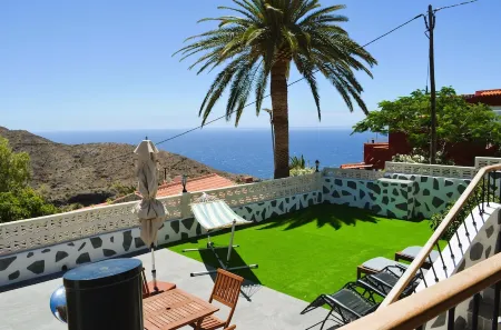 Casa Mercedes: sunset with panoramic views of the sea and the mountains.