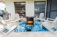 Spacious home minutes from the beach! Hotels in Naples Park