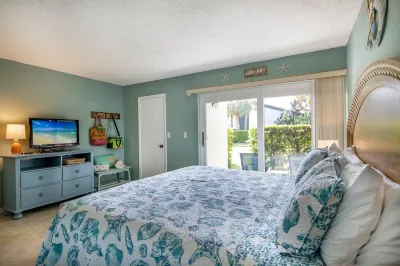 Vacation delight! Cozy condo just steps from the beach and St. Armands circle. Hotels near Lido beach