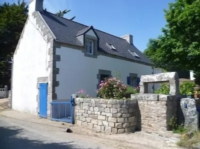 Pretty renovated farmhouse in Kerdalé, 400m from the beach - فنادق في 