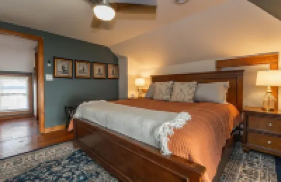 2 King Beds! Center of town! Pet friendly