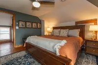 2 King Beds! Center of town! Pet friendly Hotels near Kansas State University Gardens