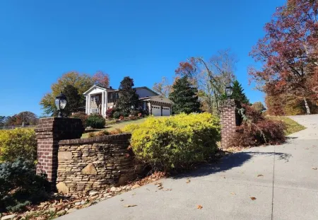 Kathi's Cottage by Downtown Knoxville,  Sevierville,  Pigeon Forge, Gatlinburg