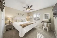 Modern Country Gem/Huge Yard/Coffee Bar/King Bed Hotels near Honor Heights Park