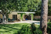 A 3-bedroom/2 bath, fully-renovated home with a resort-style pool and spa. Các khách sạn gần Lake Worth Playhouse
