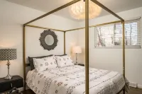 Full Size Pickleball Court - Hot Tub - Amazing Kitchen - By Lake - Book Now! Hotels in Arvada