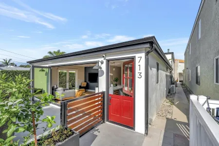 2-Bedroom 2 Bath Vacation Home Walking Distance to Fashion Island Отели рядом с достопримечательностью «Ведж»