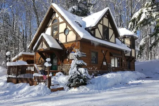 Cozy & Rustic 3 Bdr Chalet w/ Plenty of Privacy - Your New Home Away from Home!