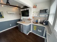 Cozy Island Cottage, centrally located in the Heart of the Village - Wifi