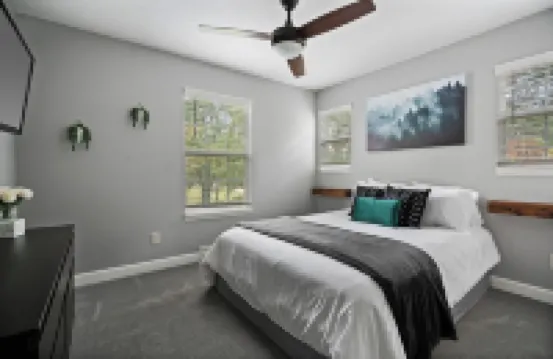 ★★2 Story Near Plaza/Westport/KU Med, King Bed, Garage Parking★★