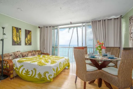 spectacular ocean front studio condo,  Magic sands, ideal view and location Отели рядом с достопримечательностью «Уайт Сандс Виллидж»