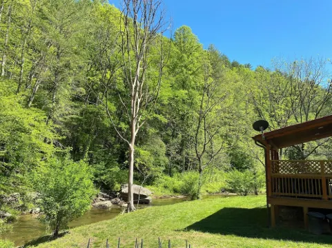 New 2/2 Log Cabin, Rushing Trout Stream, Hot Tub, Fireplace, 8 acres, WiFi