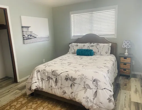 Spacious 4 bedroom lakefront house: with private dock and pool.