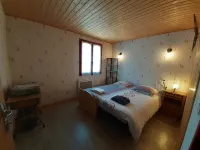 Chalet with fireplace (wood supplied) sleeps 10 (discount for stays of 3 nights or more)