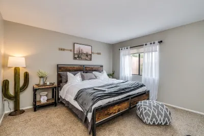 Cozy, Unique, Clean Condo walking distance from Sabino Canyon Tours! CVS附近的飯店