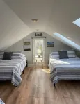 Spacious renovated home, close to Chatham Beaches
