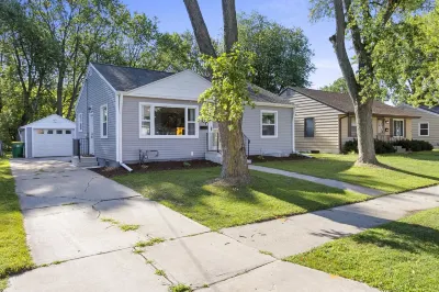 Walk to Lambeau + Private Backyard + Mini Golf!