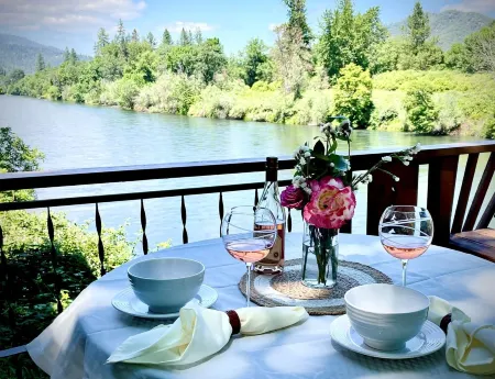 Riverfront on the Rogue! Ideal Southern Oregon location Отели в г. Рог Ривер