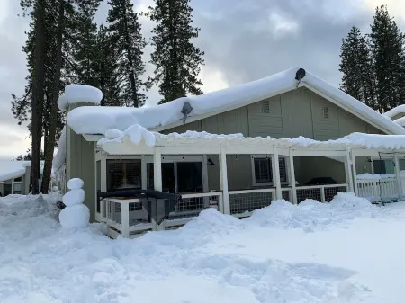 Cozy Condo on the 4th Fairway of  Plumas Pines Golf Course