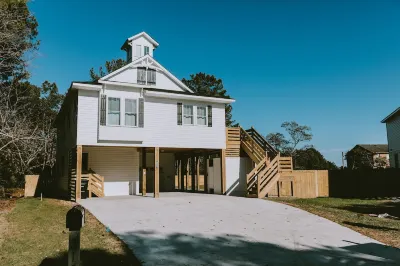 NEW BUILD, Modern coastal home. 10 min walk to beach and sound! Hotels near Monkey Business