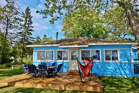 2Br Lakefront Cabin, Sandy Beach, Kayaks, Docks, Hammock Chairs & Firepit