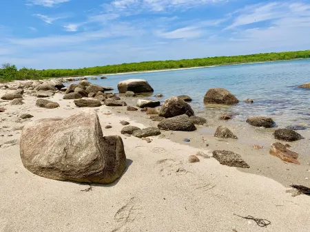 Beautiful 3 bedroom house by the ocean