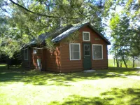 Escape to cozy, secluded lakefront cabin in the north woods イタスカのホテル