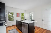 Urban Retreat: Bright, Stylish Top-Floor Apartment Near Universities & Dining
