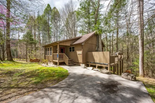 Smoke Rise is a Modern Upscale Cabin with a Garage, Minutes from National Park!