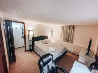 Camelback mountain condo with incredible views! Quick walk to the slopes!