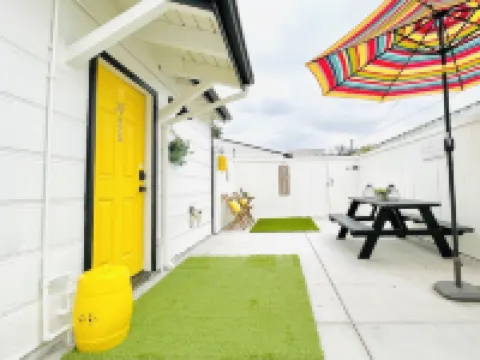 923-Sandbox- Beach Cottage With Parking!