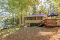 Charming Camp with an upstairs loft and wrap around deck.  Near the Lake! Hotels near Colby Davis Park N’ Play
