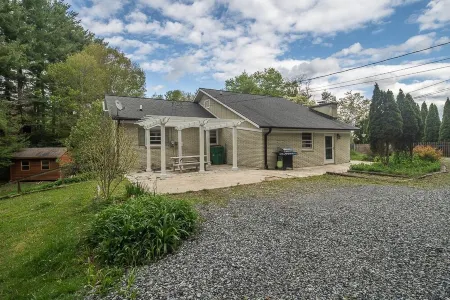 THE OWL HOUSE: 2000 sq ft 2 floor private home 2.5 to Downtown Boone!