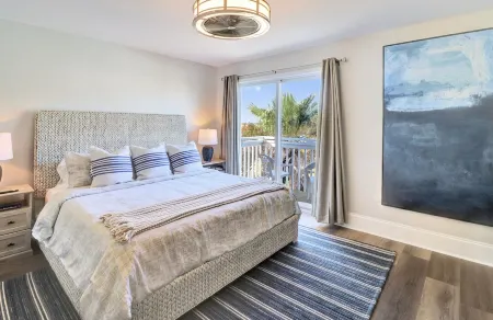 Cape Casa--Beautiful 2BR Dog-friendly  in Barrier Dunes, 200 steps to Beach