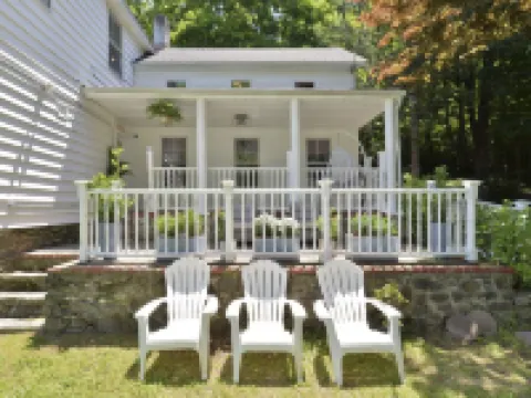 Entire 1 Bedroom Apartment in Lovely Family Vacation Lake House. Pets welcome! Hotels in Warwick
