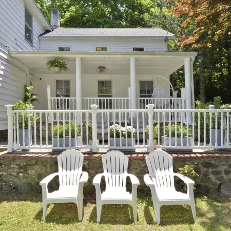 Entire 1 Bedroom Apartment in Lovely Family Vacation Lake House. Pets welcome!