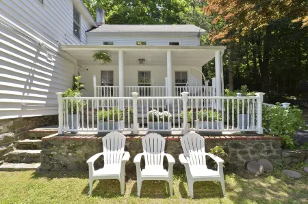 Entire 1 Bedroom Apartment in Lovely Family Vacation Lake House. Pets welcome!