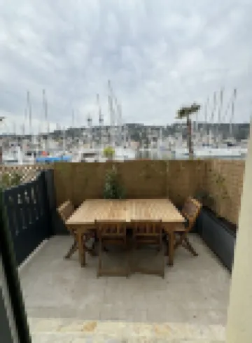 Appartement 4 Personnes AU Port ET A 2 Minutes DE LA Plage Hotels in Saint-Mandrier-sur-Mer